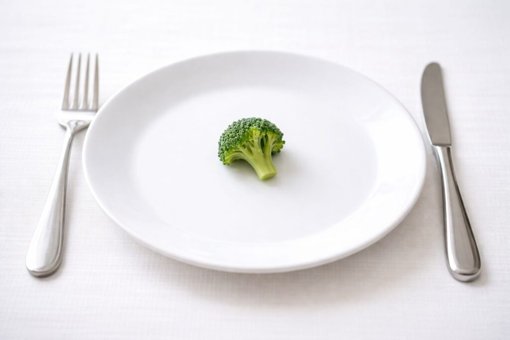 Foto de um prato apenas com um brócolis, representando dietas extremas